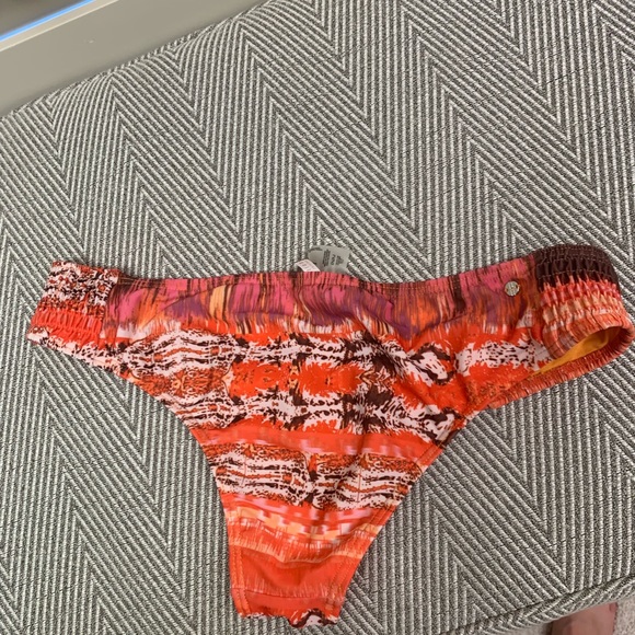 RED BIKINI - Picture 5 of 7